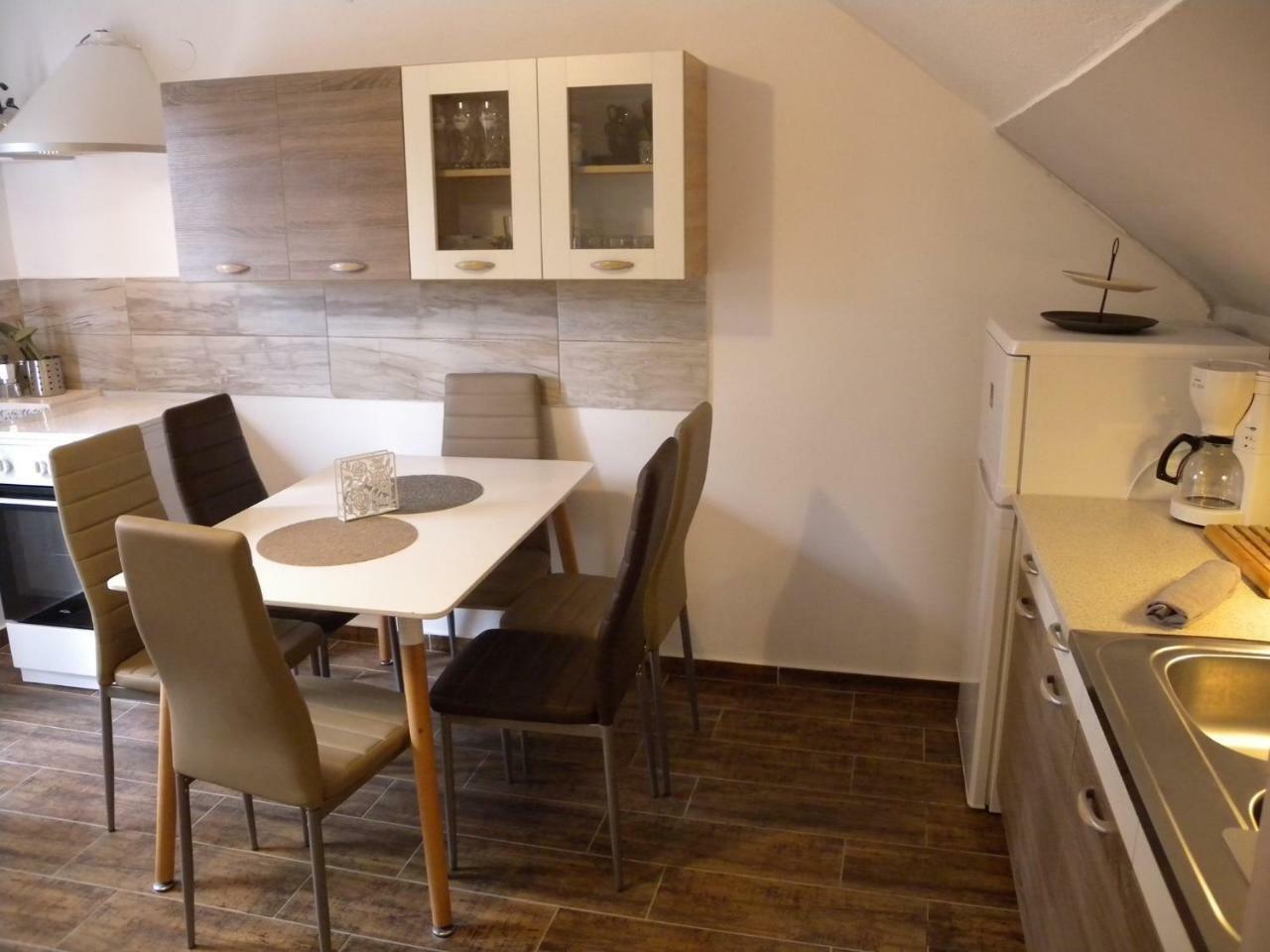 Apartments In Balatongyoeroek 34590 Стая снимка
